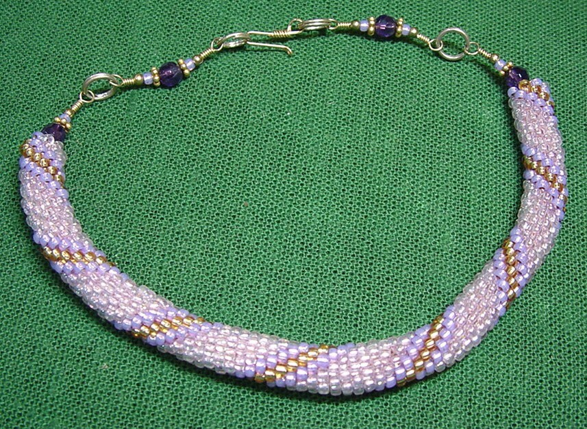 Glowing Dawn Armband Oder Fußkettchen Aus Gehäkelten Perlen Mit Amethyst-steinen, Vergoldetem Silberdraht Und Draht | #302 von CordochoreaCreations