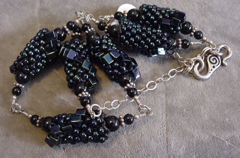 Kette Aus Gehäkelten Perlenstickereien Und Schwarzen Onyx Edelsteinen, Sterling Silber Wire Wrap - "Brombeeren in Silber" | #649 Kette Aus Gehäkelten Perlenstickereien Und Schwarzen Onyx Edelsteinen, Sterling Silber Wire Wrap - "Brombeeren in Silber" | #649 von CordochoreaCreations
