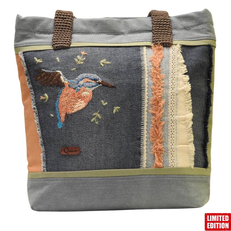 Handgemachte Patchwork Schultertasche Aus Denim Mit Vogelstickerei - Handgehäkelter Griff, Innenfutter & Reißverschluss von Coreexon