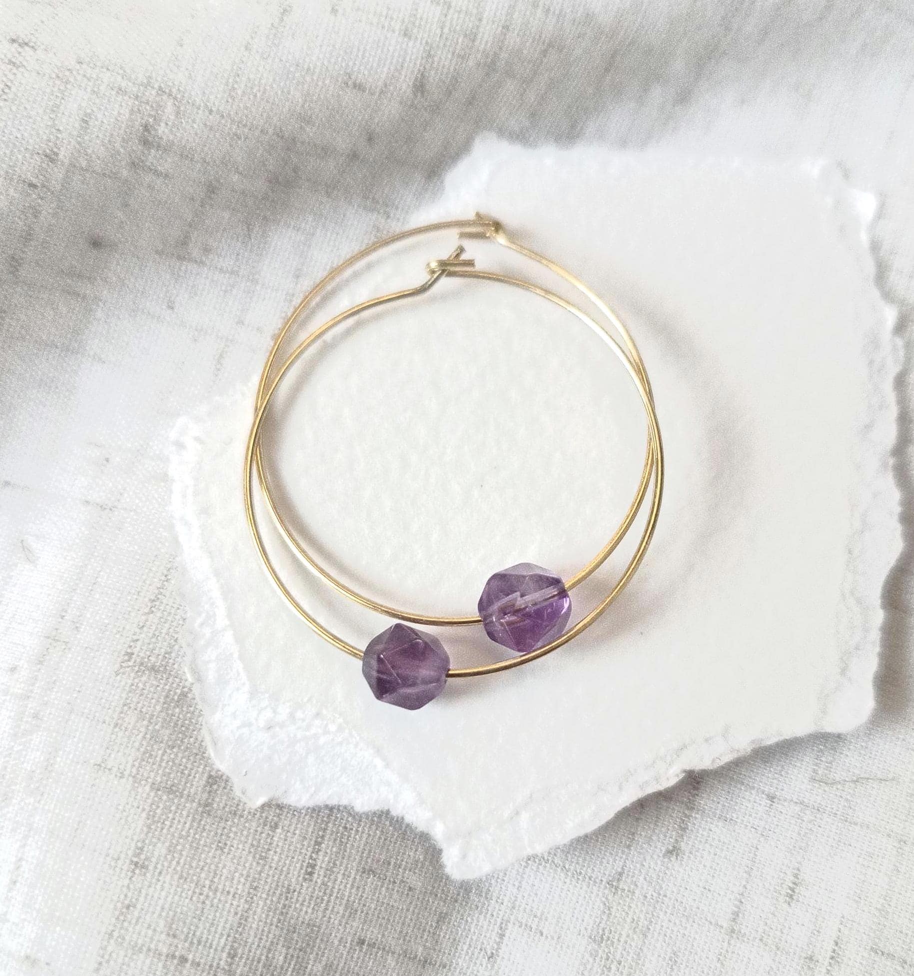 Amethyst Creolen Gold, Hängeohrringe, Edelstein Anhänger, Nickelfrei Amethyst Creolen Gold, Hängeohrringe, Edelstein Anhänger, Nickelfrei von CoresBijoux