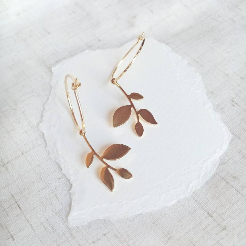 Gehämmert Sterlingsilber Creolen Mit Blätter Anhänger, Vergoldet Gehämmert Sterlingsilber Creolen Mit Blätter Anhänger, Vergoldet von CoresBijoux