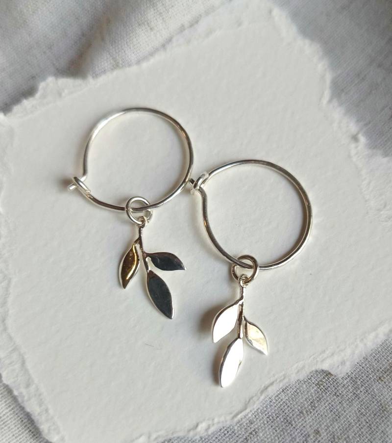 Gerhämmerte 925 Silber Creolen Mit Blätter Anhänger, Nickelfrei von CoresBijoux