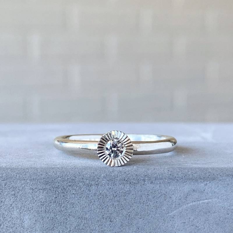 Großer Aurora-Diamant-Stacking-Ring Aus Sterlingsilber, Stapelbarer Ring Mit Graviertem Sunburst-Halo, Solitär-Diamant-Versprechensring, Stacker von CoreyEgan