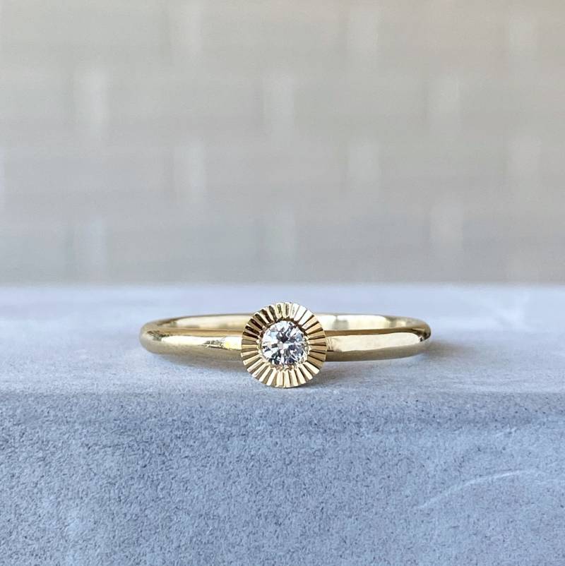 Großer Aurora Diamant Stapelring in Gelbgold, Mit Eingraviertem Sunburst-Heiligenschein, Solitär-Diamantversprechensring, Stacker von CoreyEgan