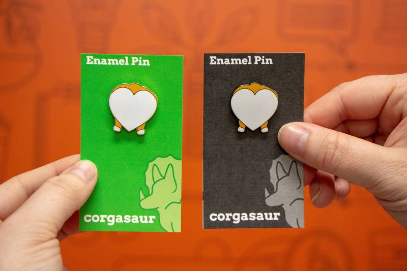 Corgis Heart Butt Hard Enamel Pin-Gold Oder Black Metal von Corgasaur