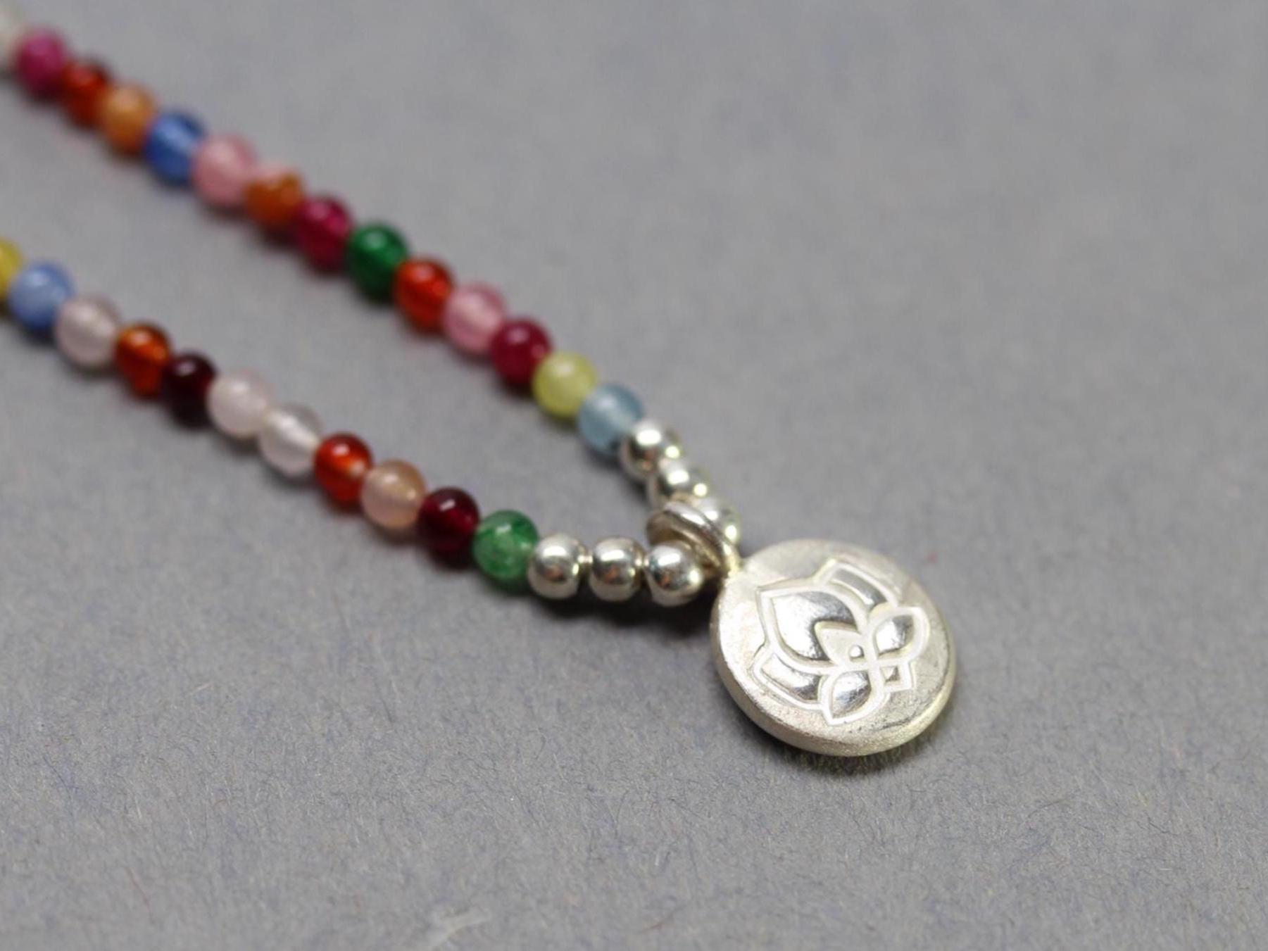 Bunte Achatkette Mit Lotusanhänger Aus Feinsilber Bunte Achatkette Mit Lotusanhänger Aus Feinsilber von CorinaWalkerSchmuck