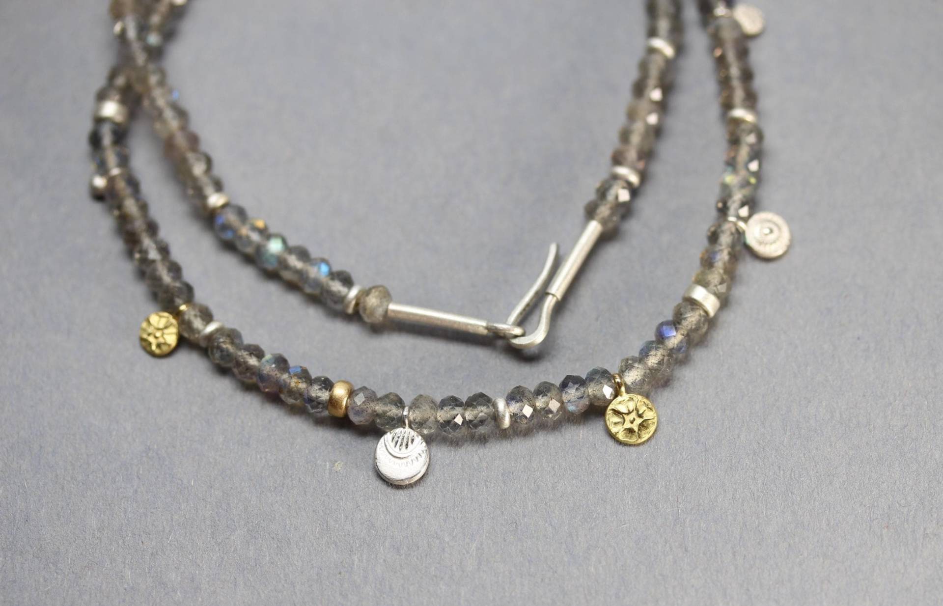 Facettierte Labradoritkette Mit 750/Gold Und Silberteilen Facettierte Labradoritkette Mit 750/Gold Und Silberteilen von CorinaWalkerSchmuck