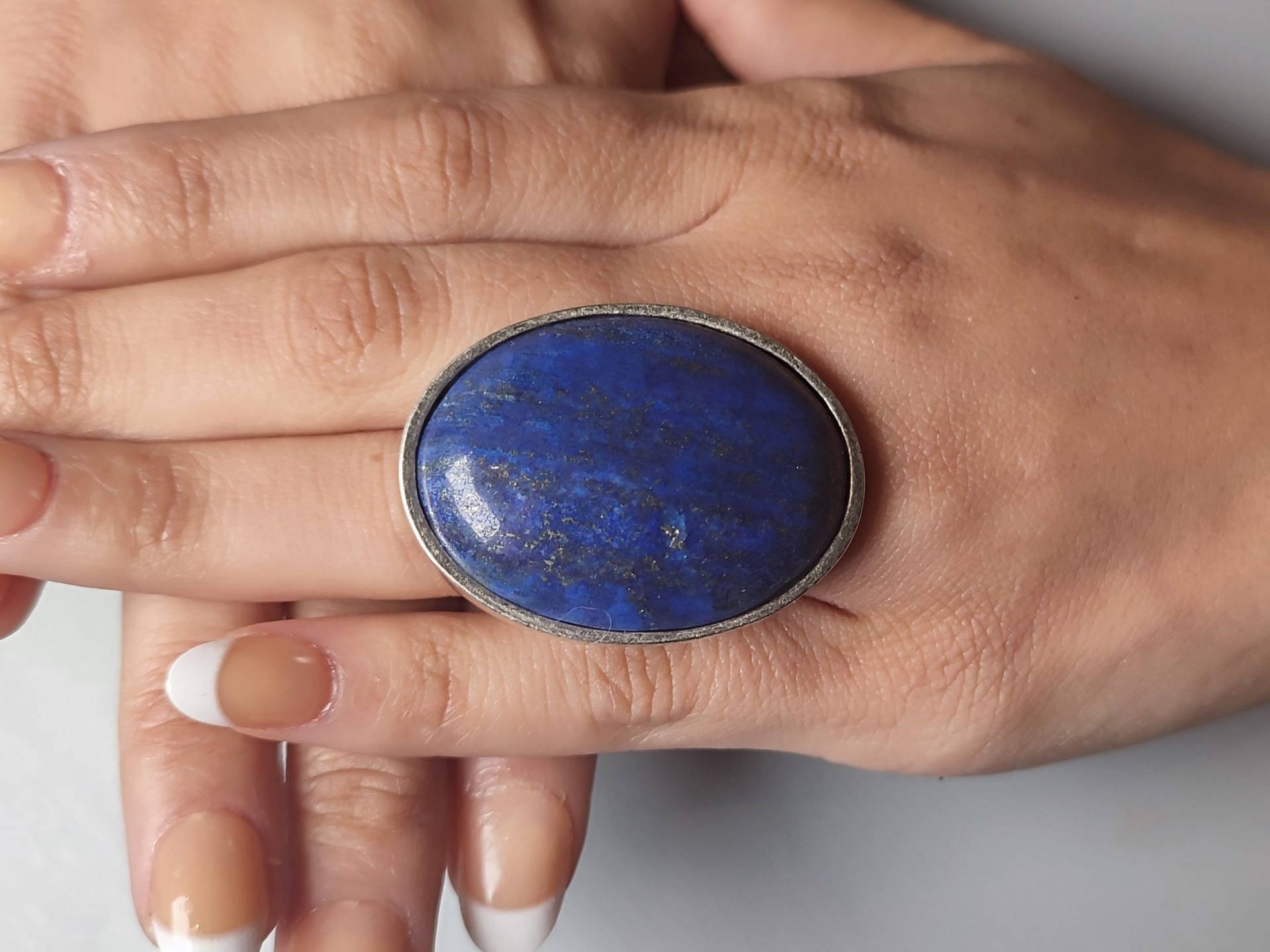 Ein Übergroßer Großer Blauer Lapis Lazuli-statement-Ring Mit Einem Verstellbaren Silberband Für Eine Bequeme Passform. Ideales Geschenk Frauen Ein Übergroßer Großer Blauer Lapis Lazuli-statement-Ring Mit Einem Verstellbaren Silberband Für Eine Bequeme Passform. Ideales Geschenk Frauen von CorkyandStoner