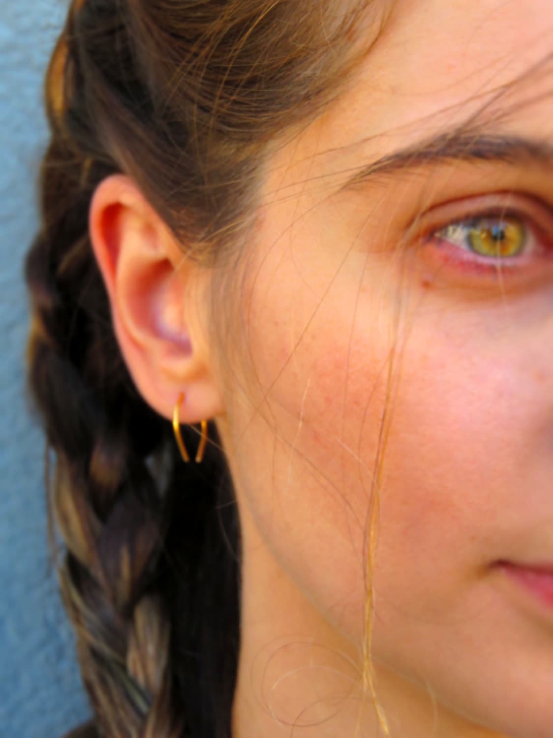 Gold Upside Down Huggie Teardrop Hoop Ohrringe-Minimal Ohrringe-Silber-Gold-Rose Gold-Oxidiertes Silber von CorneliousWhite
