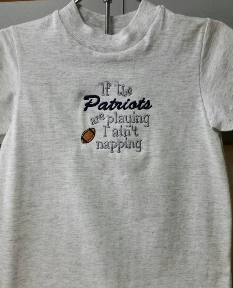 Wenn Die Patriots T-Shirt Oder Onsie Spielen von CornerSprtsEmbroider