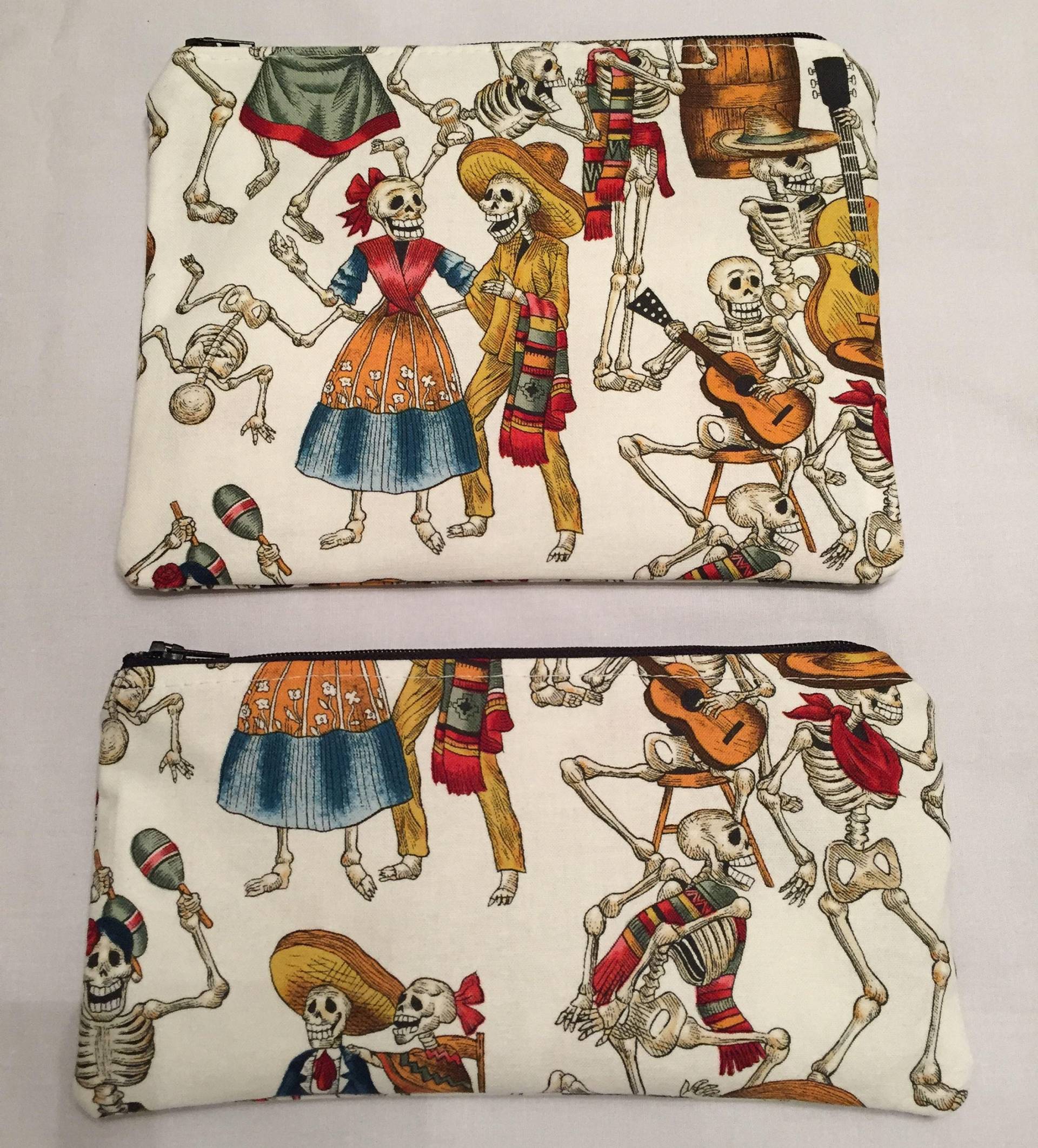 Dia De Los Muertos, Mariachi, Schädel, Skelette, Rot, Grün, Gelb, Blumen, Sombrero Gitarren, Musik, Kosmetiktaschen, Retro, Vintage Dia De Los Muertos, Mariachi, Schädel, Skelette, Rot, Grün, Gelb, Blumen, Sombrero Gitarren, Musik, Kosmetiktaschen, Retro, Vintage von CornerThread