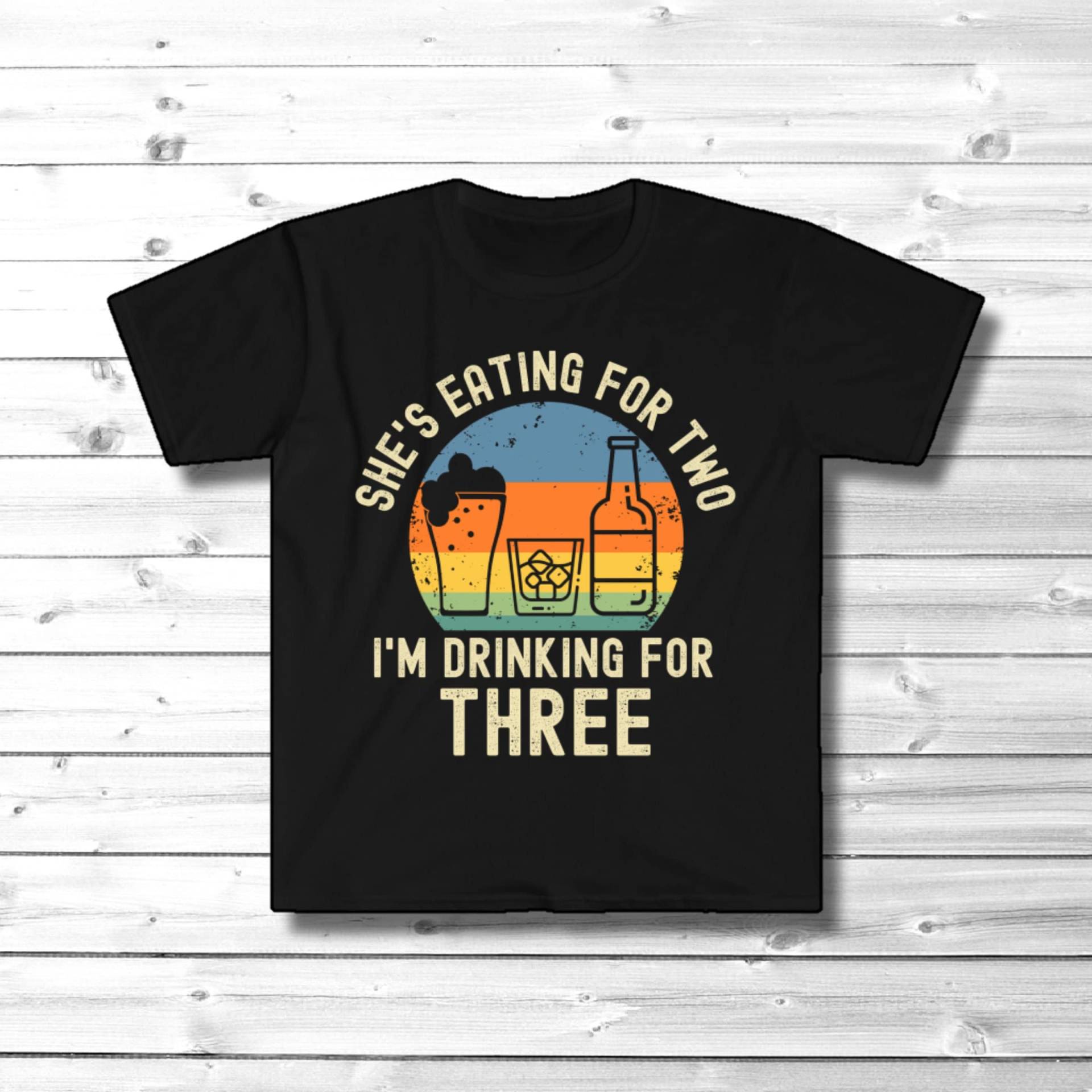 Baby Reveal Dad Shirt, "She's Eating For Two I'm Drinking Three" Tshirt, Schwangerschaft Ankündigung T-Shirt, Daddy Shower T-Shirt von CornerThreeDesigns