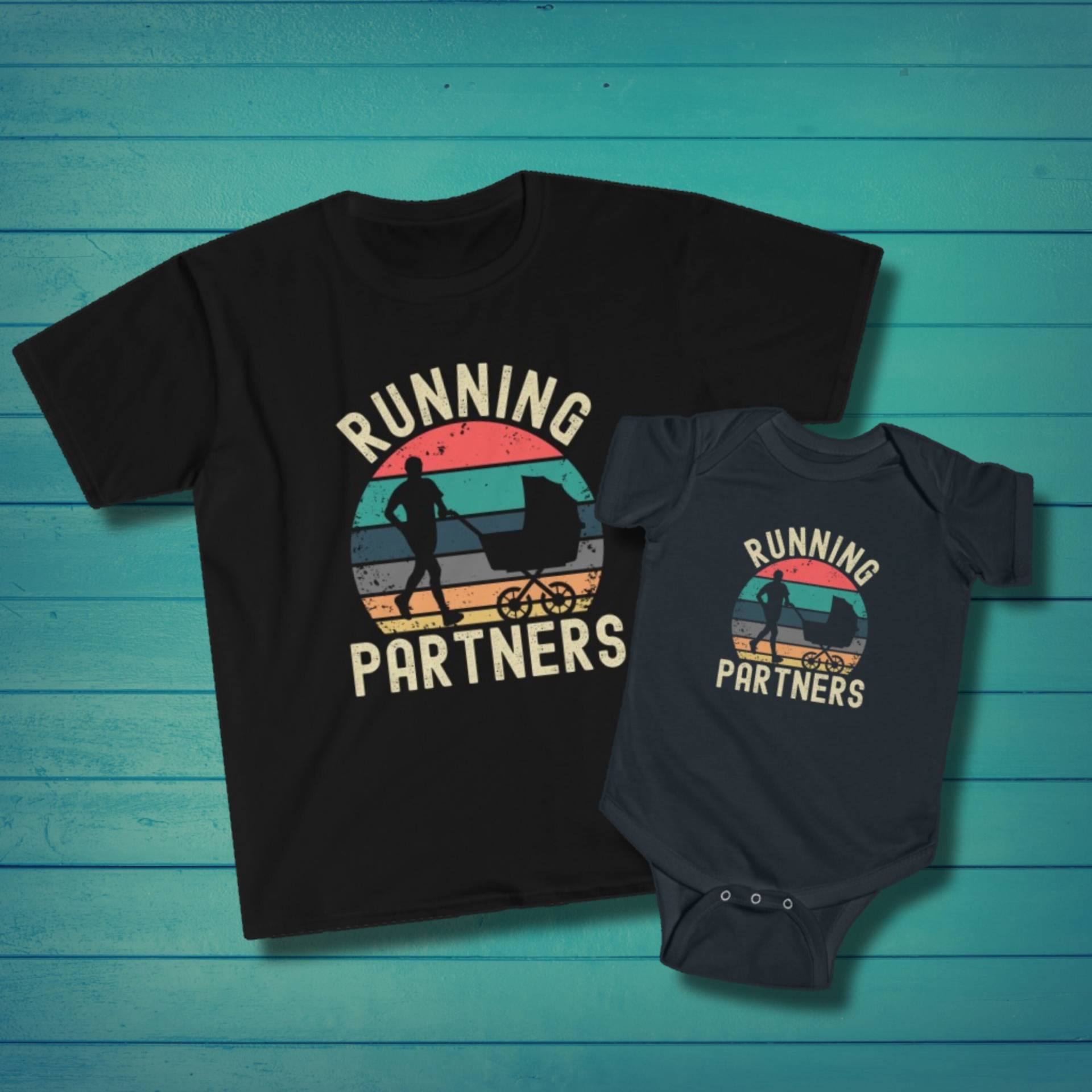 Laufgeschenke Für Männer, "Running Partners" Shirt, Vater Und Baby Outfit, Läufer T-Shirt, Marathon Geschenke, Passende Shirts, Vatertags-T-Shirt." von CornerThreeDesigns