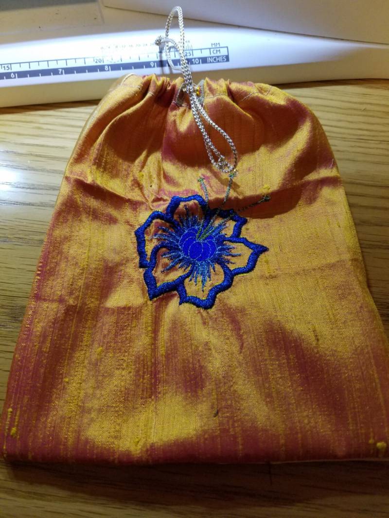 Bestickte Würfeltasche | Gold Mit Glänzender Blauer Blume - Klein Bestickte Würfeltasche | Gold Mit Glänzender Blauer Blume - Klein von CorsetAndCharm