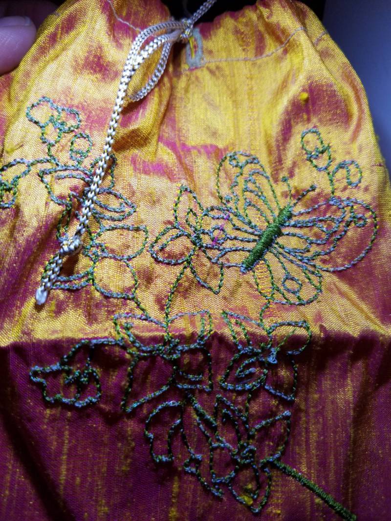 Bestickte Würfeltasche | Gold Mit Grünlich Blauen Schmetterlingen - Klein Bestickte Würfeltasche | Gold Mit Grünlich Blauen Schmetterlingen - Klein von CorsetAndCharm