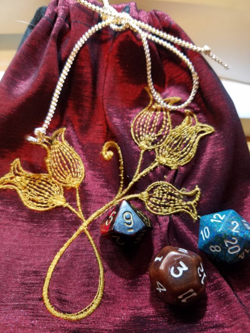 Bestickte Würfeltasche | Rot Mit Gold Gestickten Blütenknospen Bestickte Würfeltasche | Rot Mit Gold Gestickten Blütenknospen von CorsetAndCharm