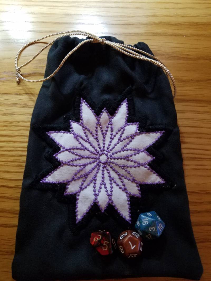 Bestickter Würfelbeutel | Lila Blume - Klein Bestickter Würfelbeutel | Lila Blume - Klein von CorsetAndCharm