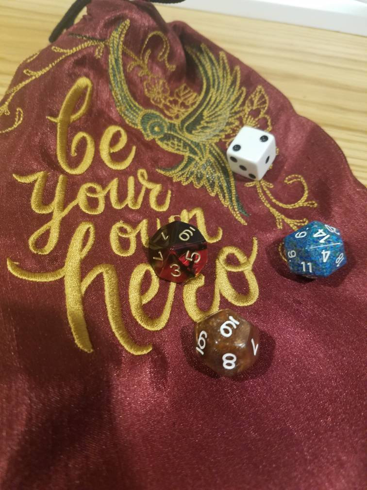 Heldenwürfel Tasche | Large Size von CorsetAndCharm