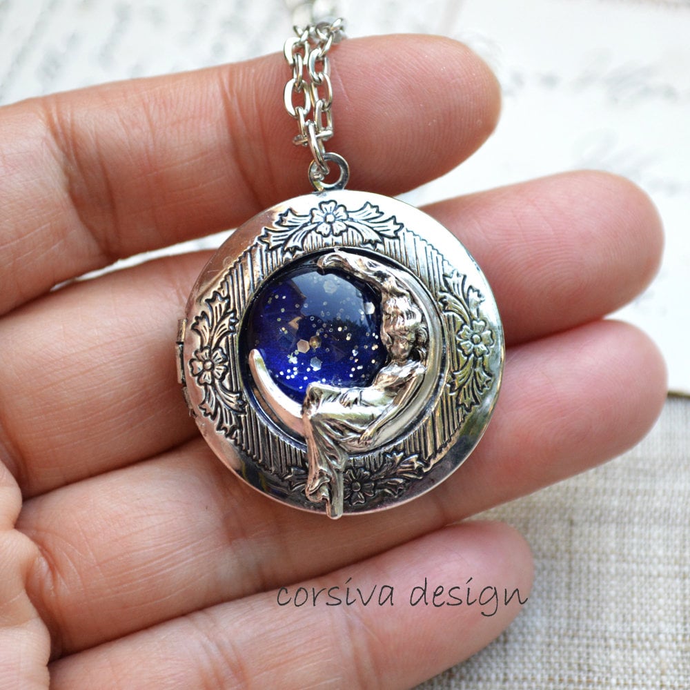 Mond Medillon Anhänger Halskette Halbmond Göttin Fantasy Kunst Schmuck Mädchen Dame Auf Blau Galaxie Antik Silber von CorsivaDesign
