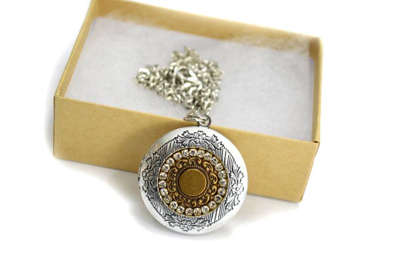 Silber Medaillon Rund Facettiert Grünes Kristall Schmuckstück Verziert Mit Filigranen Strasssteinen Silber Medaillon Rund Facettiert Grünes Kristall Schmuckstück Verziert Mit Filigranen Strasssteinen von CorsivaDesign