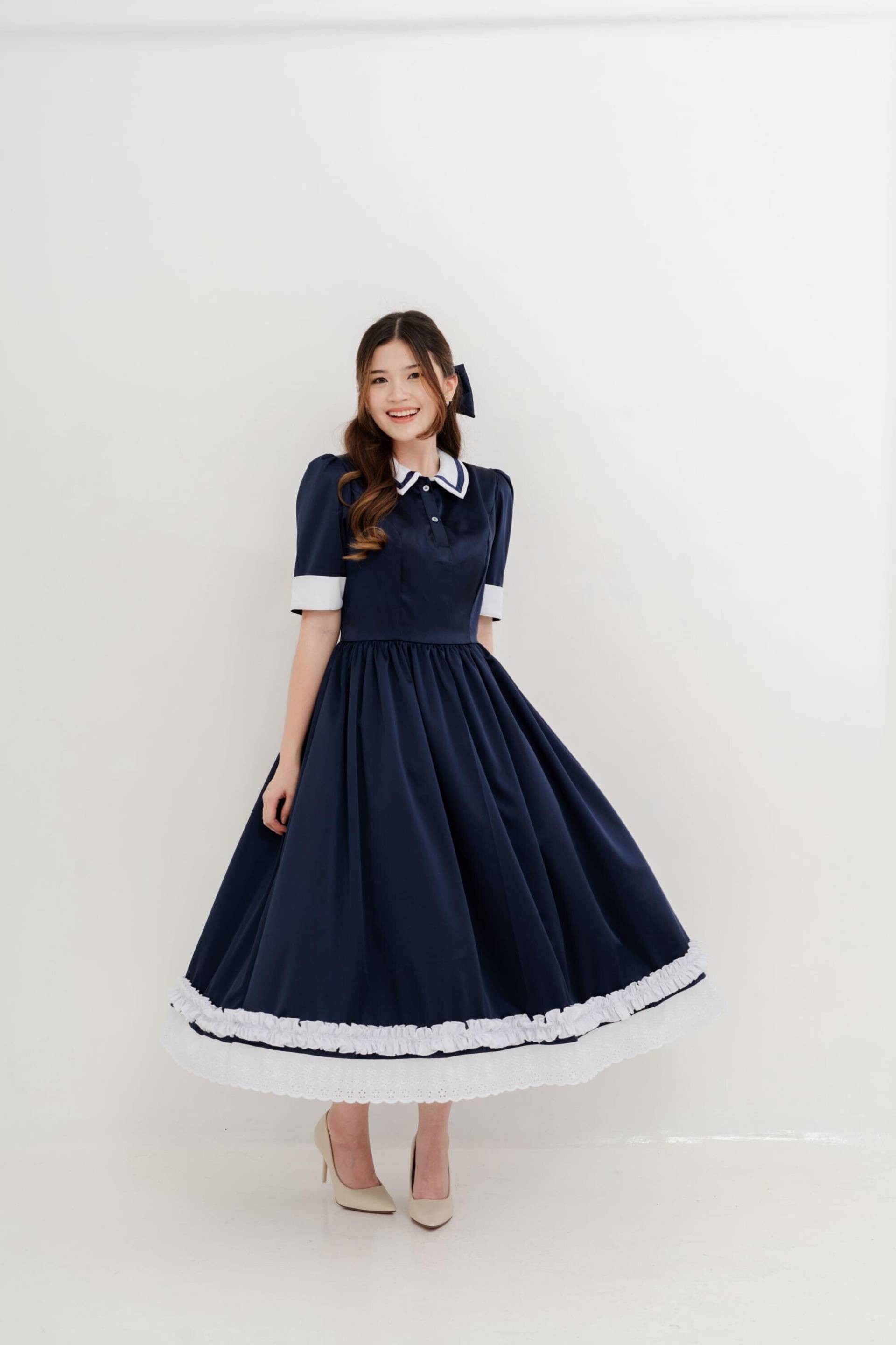 Marineblaues Matrosenkleid 70Er Jahre Uniform Kleid Mit Weißem Kragen Marineblaues Matrosenkleid 70Er Jahre Uniform Kleid Mit Weißem Kragen von CoruscateUnique