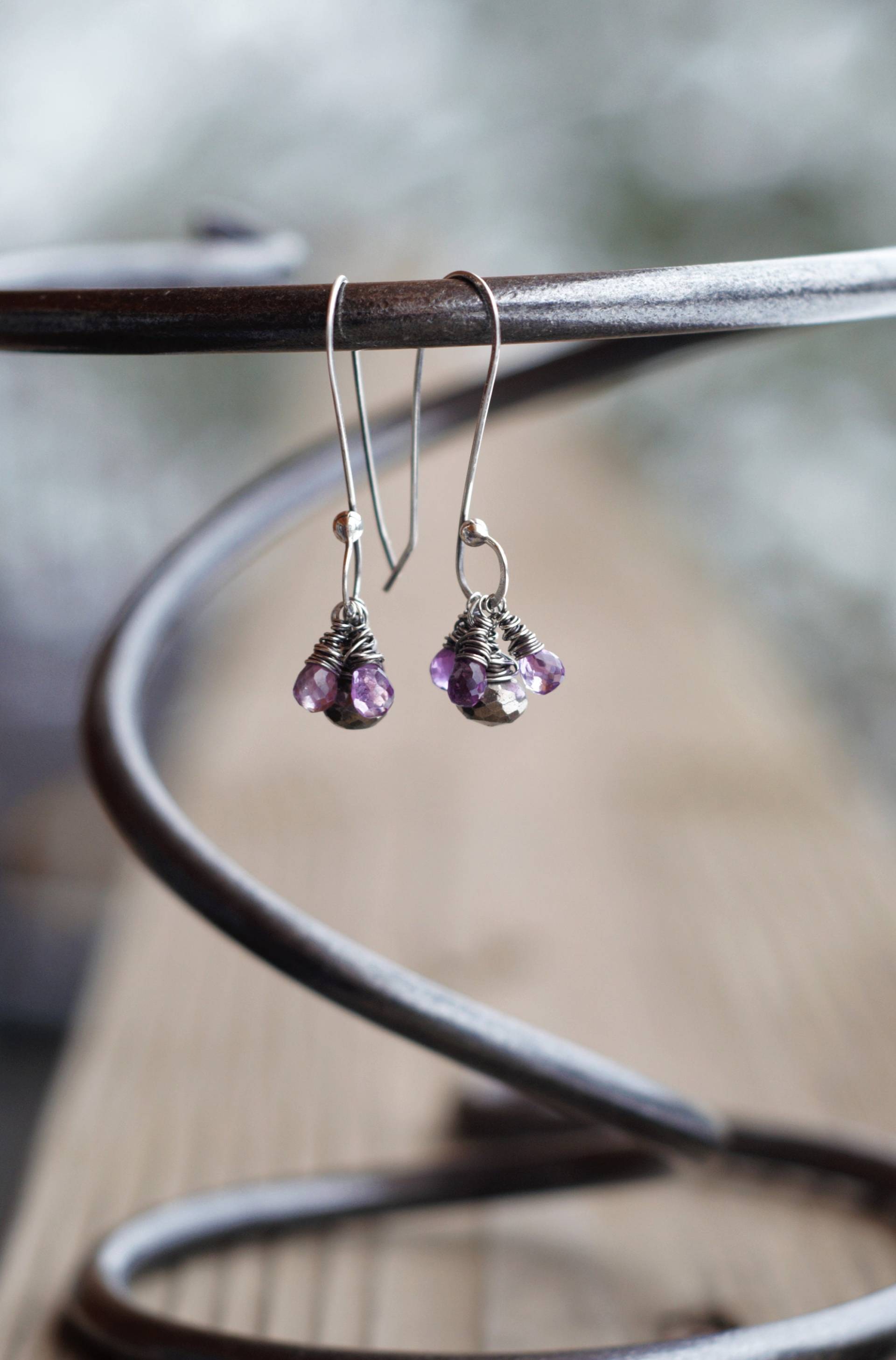 Funkelnd Facettierte Amethyst Und Silber Pyrit Auf Eleganten Handgefertigten Ohrringe Funkelnd Facettierte Amethyst Und Silber Pyrit Auf Eleganten Handgefertigten Ohrringe von CorvidaeFineArt