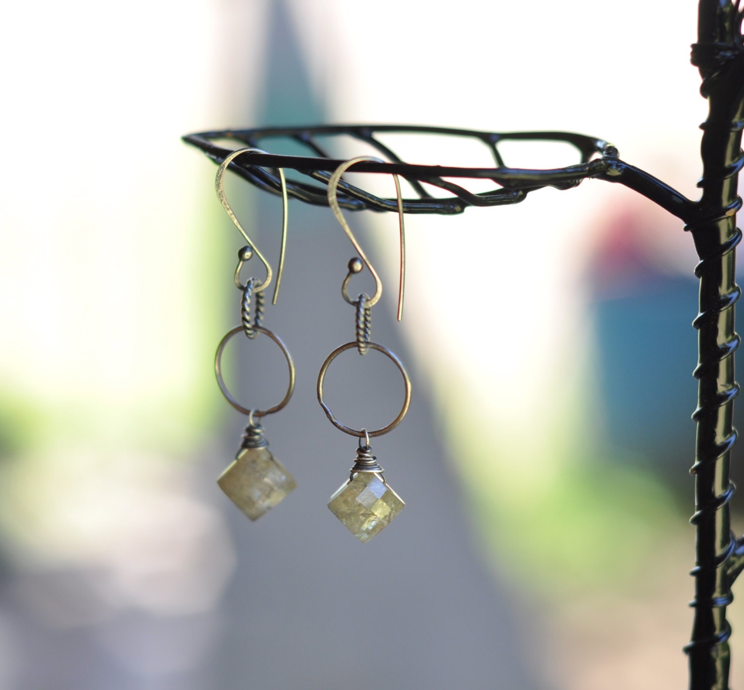 Funkelnde Erdfarbene Saphire Kissen Facettiert Gelb Grün Sterling Silber Ohrringe Funkelnde Erdfarbene Saphire Kissen Facettiert Gelb Grün Sterling Silber Ohrringe von CorvidaeFineArt