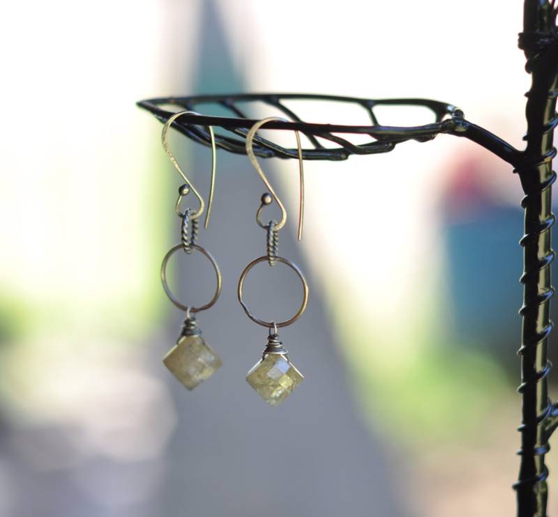 Funkelnde Erdfarbene Saphire Kissen Facettiert Gelb Grün Sterling Silber Ohrringe von CorvidaeFineArt