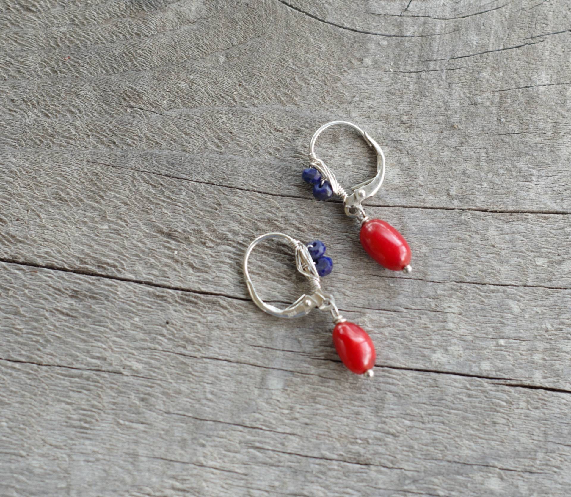 Leuchtend Rote Koralle Und Tiefblau Lapis Sterling Silber Draht Gewickelt Ohrringe Leuchtend Rote Koralle Und Tiefblau Lapis Sterling Silber Draht Gewickelt Ohrringe von CorvidaeFineArt
