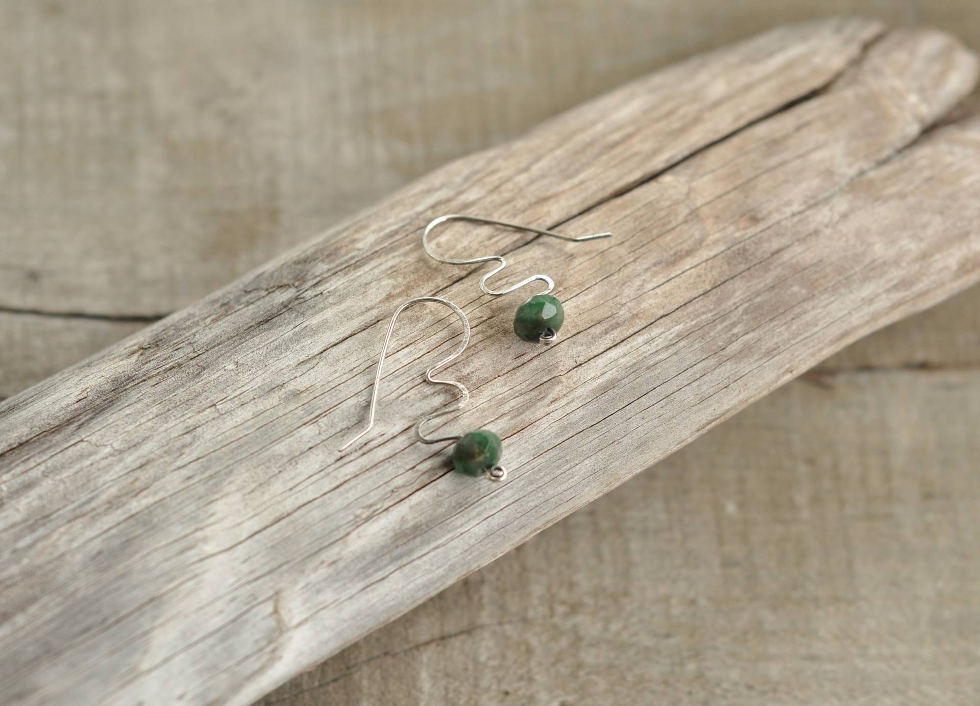 Pounded Sterling Silber Squiggly Ohrringe Mit Dunkelgrünen Jade. Handgeformt. Denken Sie An Den Frühling. Lassen Sich Am St. Patrick Es Day Nicht Pounded Sterling Silber Squiggly Ohrringe Mit Dunkelgrünen Jade. Handgeformt. Denken Sie An Den Frühling. Lassen Sich Am St. Patrick Es Day Nicht von CorvidaeFineArt