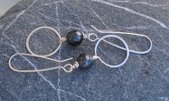 Tiefe Marine Facettierte Süßwasser Perle Ohrringe Tiefe Marine Facettierte Süßwasser Perle Ohrringe von CorvidaeFineArt