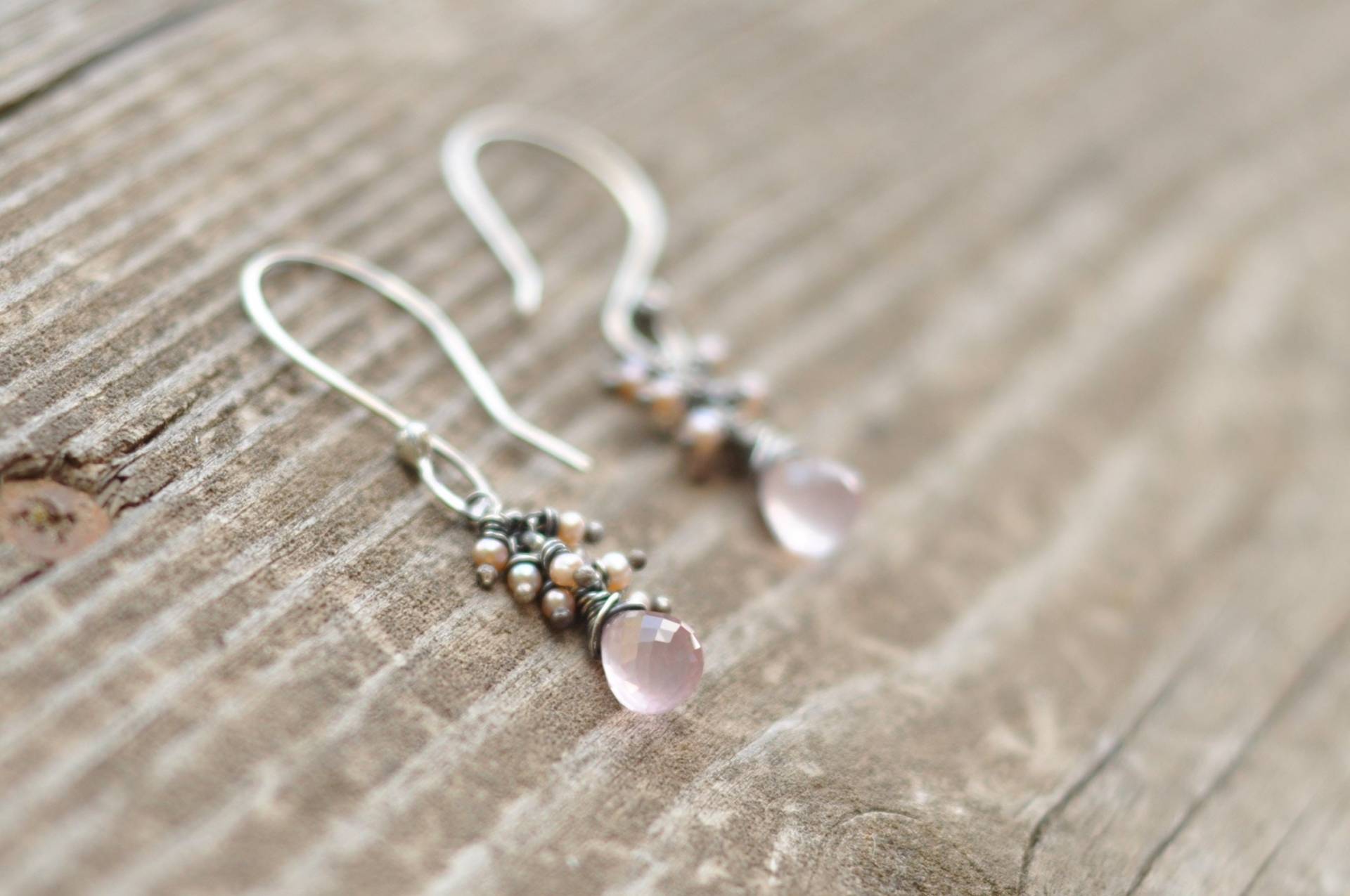 Zartes Sterling Silber, Fein Facettierte Rosenquarz Und Blass Rosa Süßwasser Perle Ohrringe Zartes Sterling Silber, Fein Facettierte Rosenquarz Und Blass Rosa Süßwasser Perle Ohrringe von CorvidaeFineArt