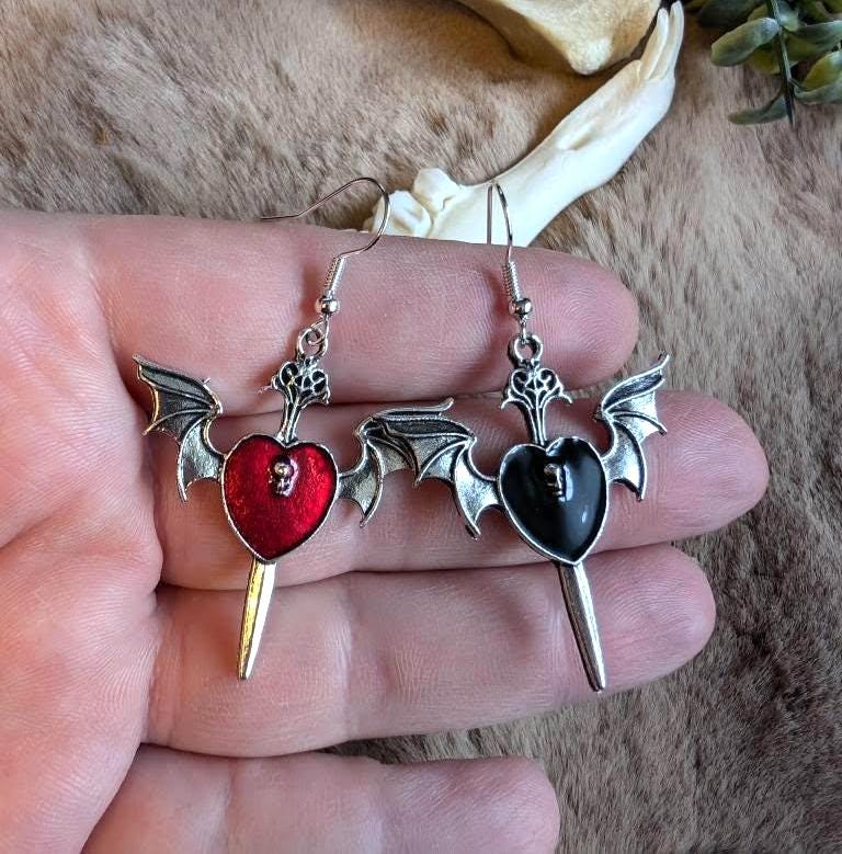 Goth Ohrringe Mit Geflügelten Herz Und Schwert, in Schwarz Oder Rot Goth Ohrringe Mit Geflügelten Herz Und Schwert, in Schwarz Oder Rot von CorvusLuna