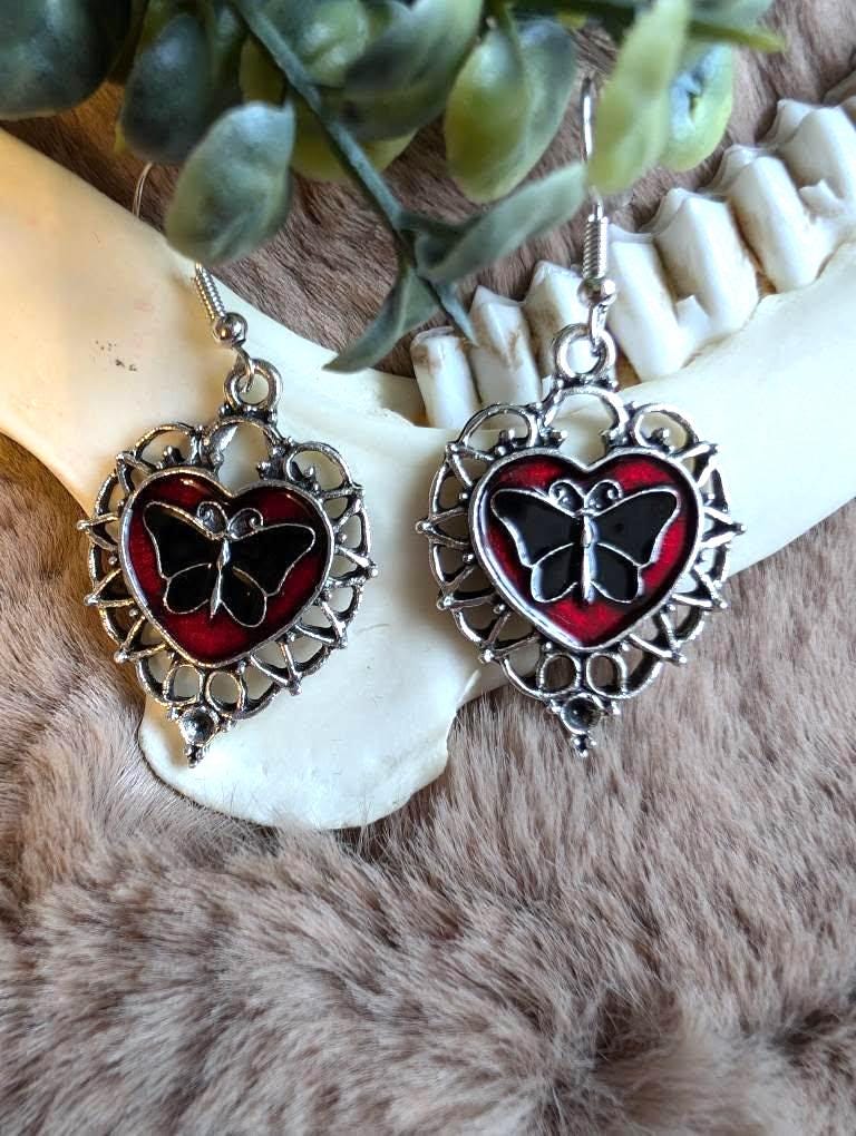 Goth Ohrringe Mit Roten Herz Und Schwarzem Schmetterling von CorvusLuna