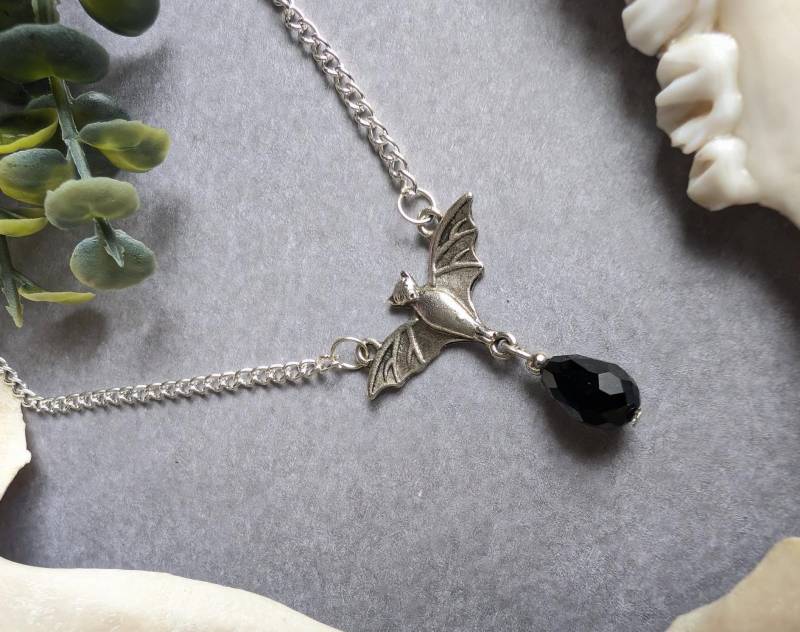 Gothic Fledermaus Kette Mit Schwarzer, Tropfenförmiger Perle Gothic Fledermaus Kette Mit Schwarzer, Tropfenförmiger Perle von CorvusLuna
