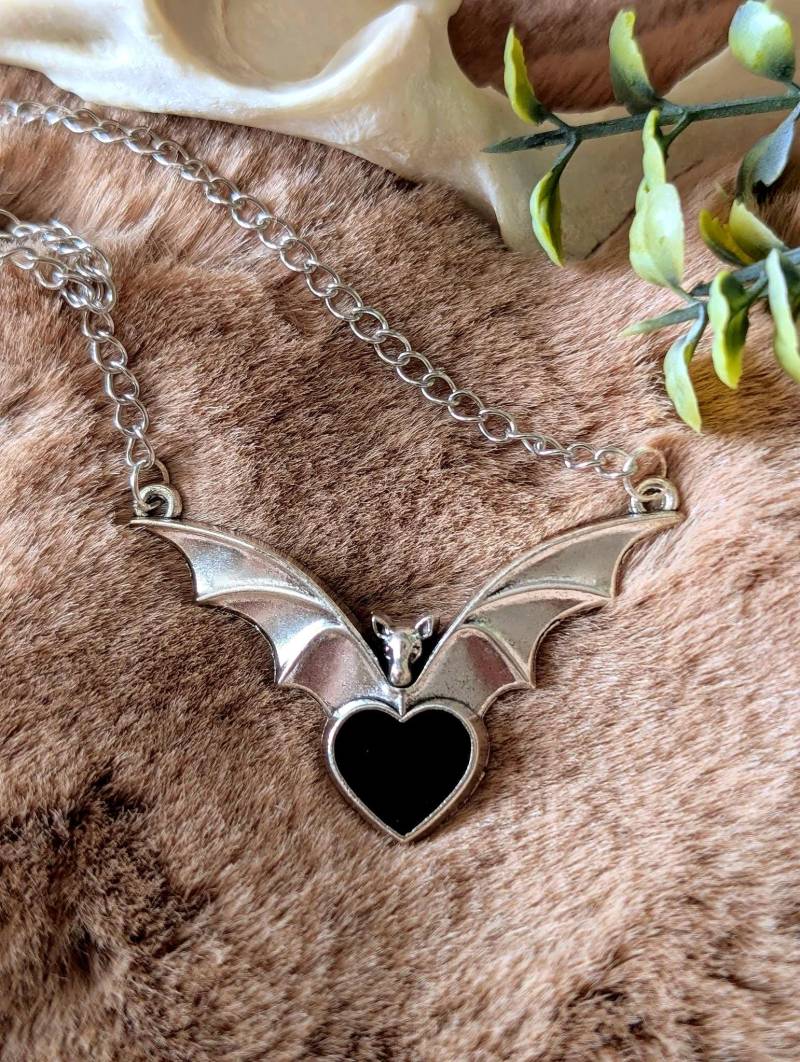 Gothic Halskette Mit Fledermaus Und Schwarzen Herz Gothic Halskette Mit Fledermaus Und Schwarzen Herz von CorvusLuna