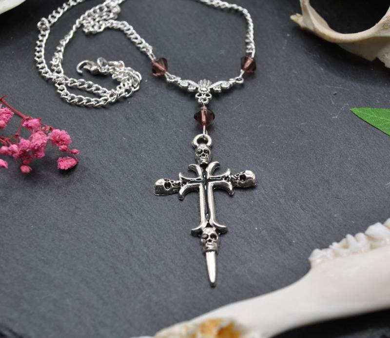 Gothic Kreuz Kette Mit Totenköpfen Und Roten Perlen von CorvusLuna