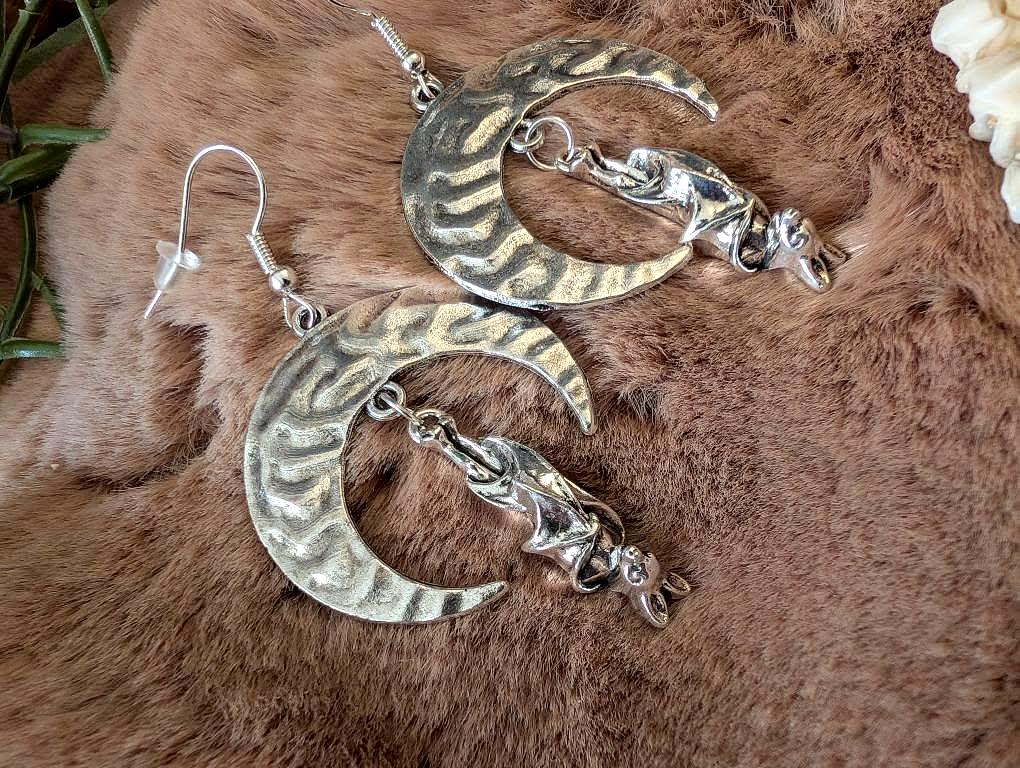 Gothic Ohrringe, Schlafende Fledermaus in Mond Gothic Ohrringe, Schlafende Fledermaus in Mond von CorvusLuna