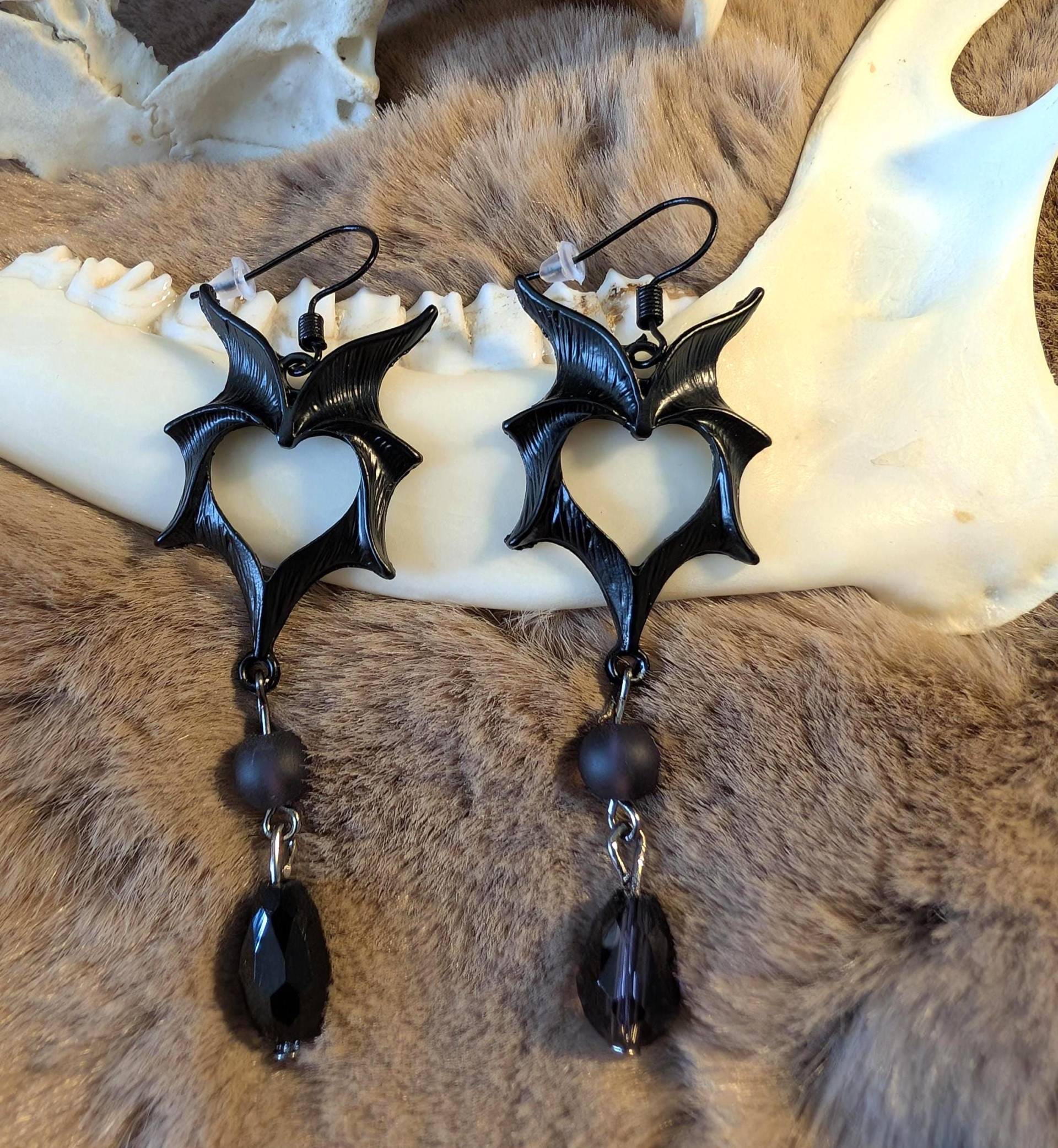 Gothic Ohrringe Mit Schwarzen Flügeln Und Perlen, Herz Aus Gothic Ohrringe Mit Schwarzen Flügeln Und Perlen, Herz Aus von CorvusLuna