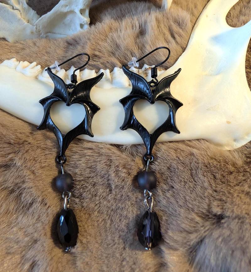 Gothic Ohrringe Mit Schwarzen Flügeln Und Perlen, Herz Aus Gothic Ohrringe Mit Schwarzen Flügeln Und Perlen, Herz Aus von CorvusLuna