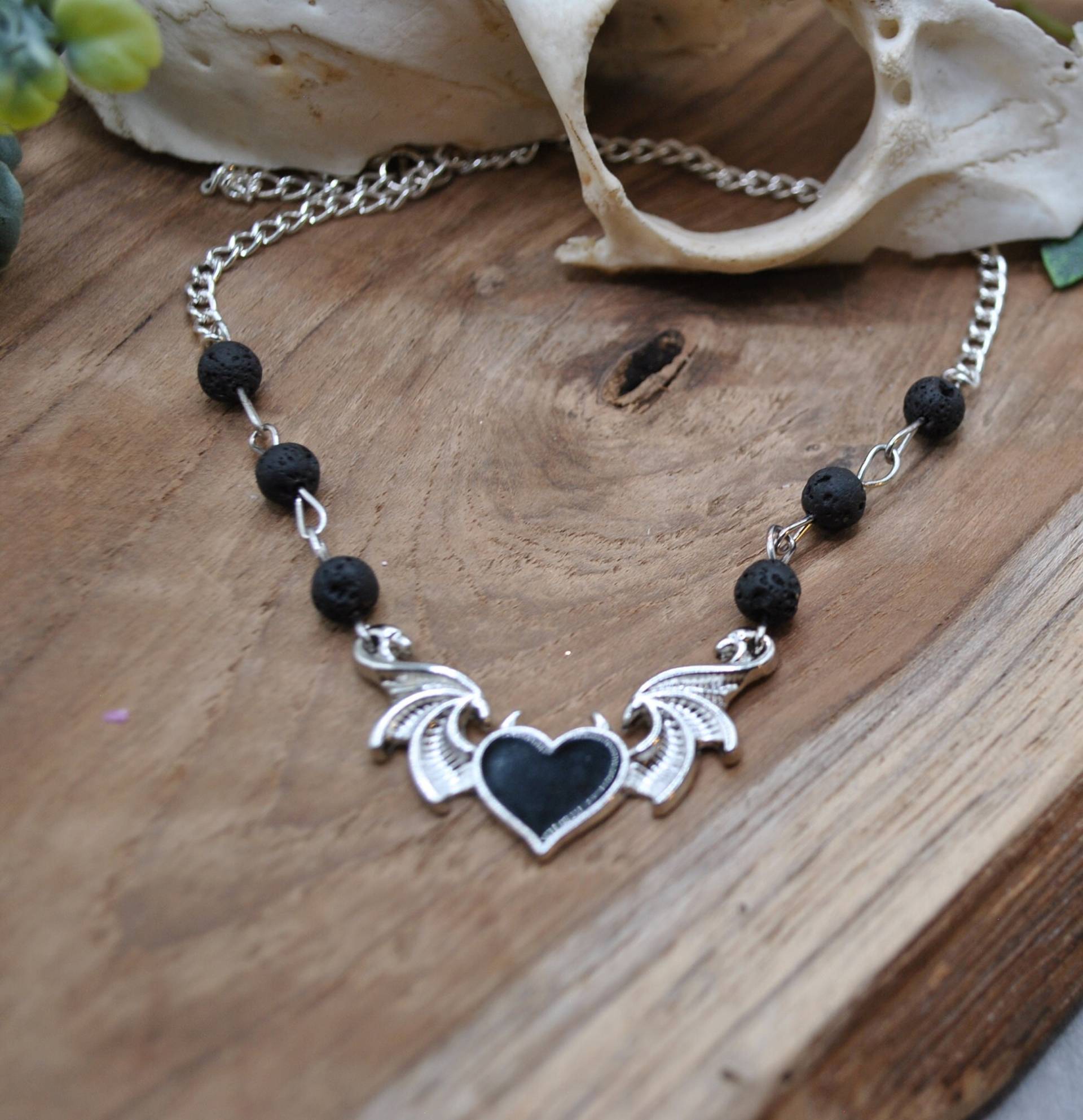 Gothic Schmuck, Schwarzes Herz Mit Flügeln Und Teufelshörner, Lavaperlen von CorvusLuna
