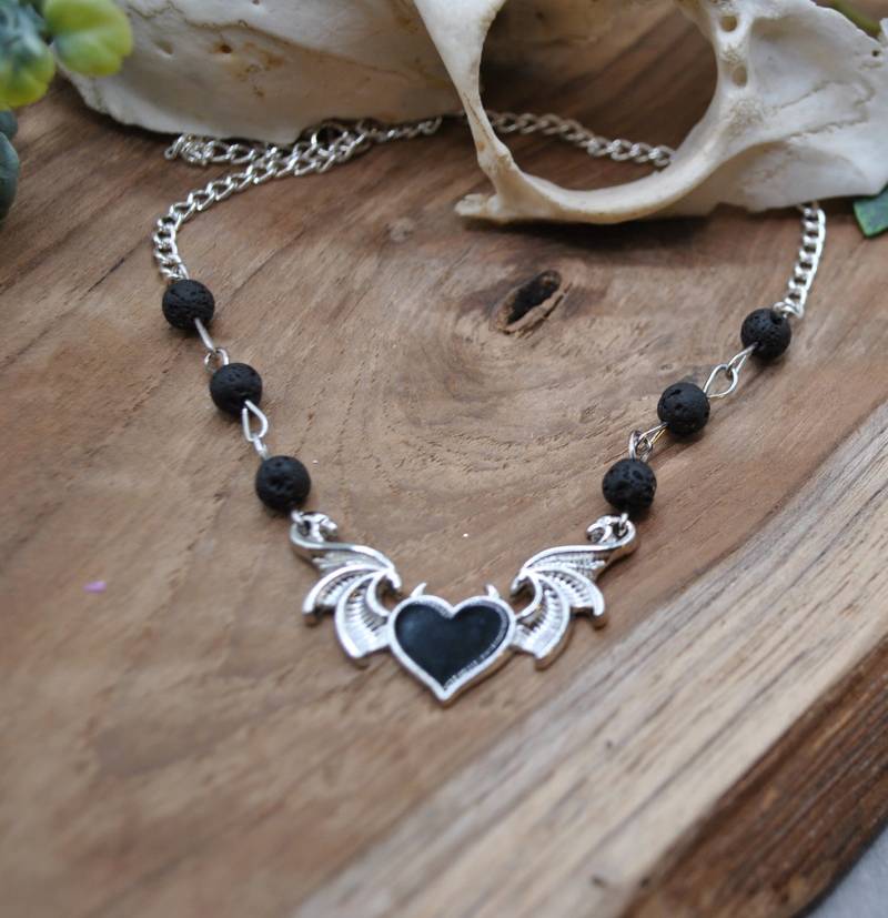 Gothic Schmuck, Schwarzes Herz Mit Flügeln Und Teufelshörner, Lavaperlen von CorvusLuna