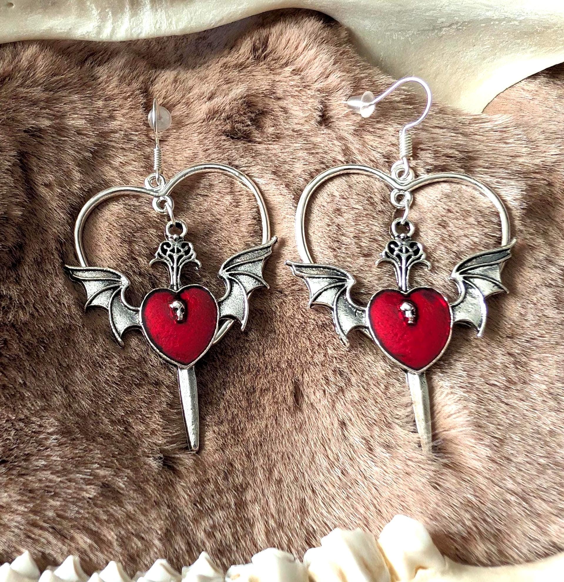 Große Gothic Herz Ohrringe Mit Roten, Geflügelten Und Schwert Große Gothic Herz Ohrringe Mit Roten, Geflügelten Und Schwert von CorvusLuna