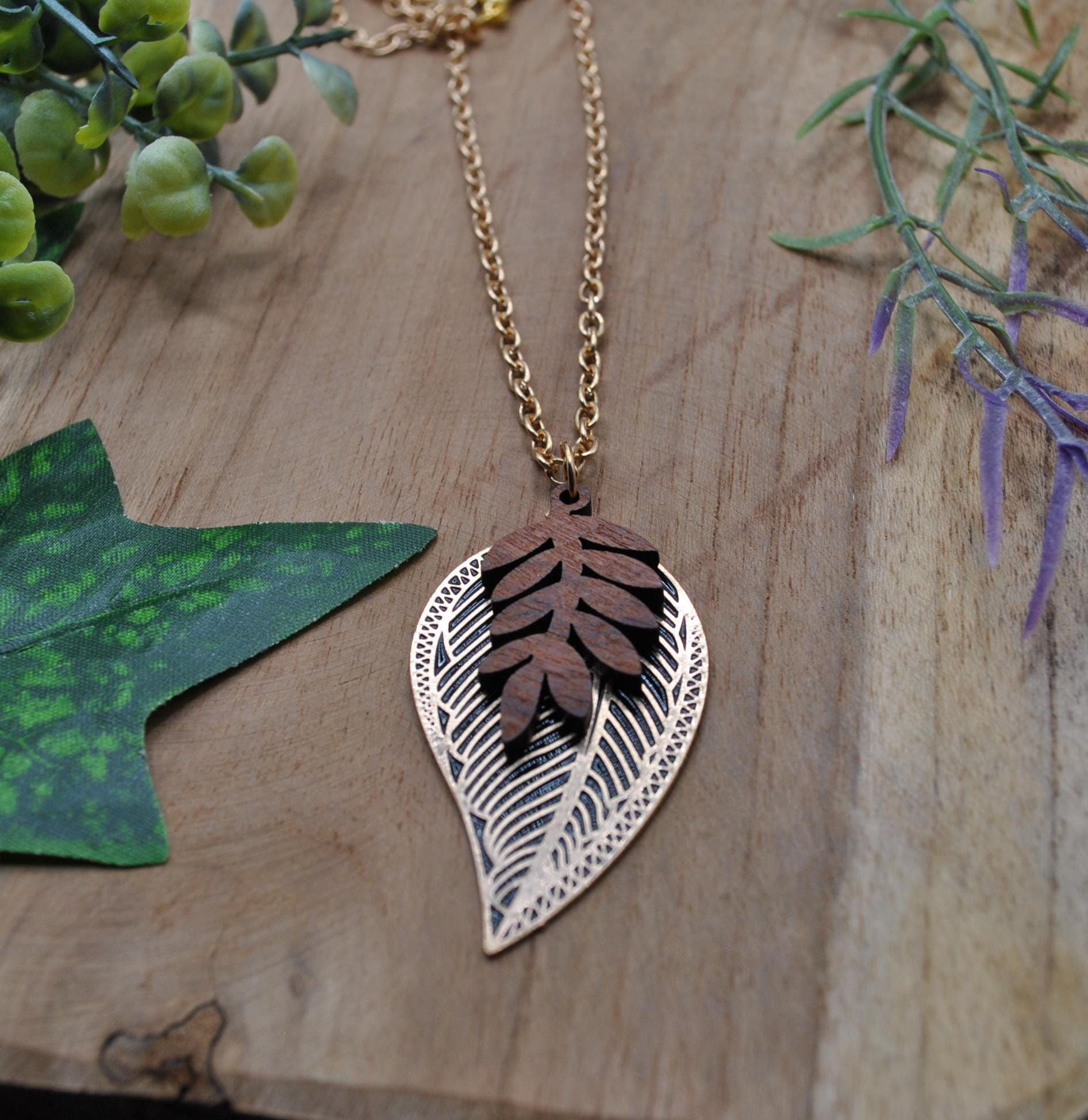 Kette "Autumm" Blatt Anhänger, Schwarz Gold Mit Holz Kette "Autumm" Blatt Anhänger, Schwarz Gold Mit Holz von CorvusLuna