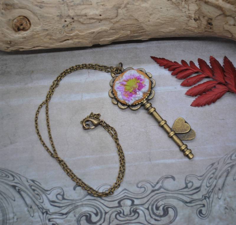 Schlüssel Kette Mit Hand Modellierten Blüte von CorvusLuna