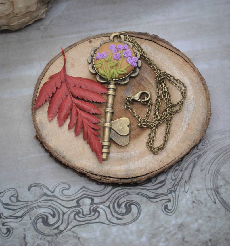 Schlüssel Kette Mit Hand Modellierten Blumen Motiv von CorvusLuna