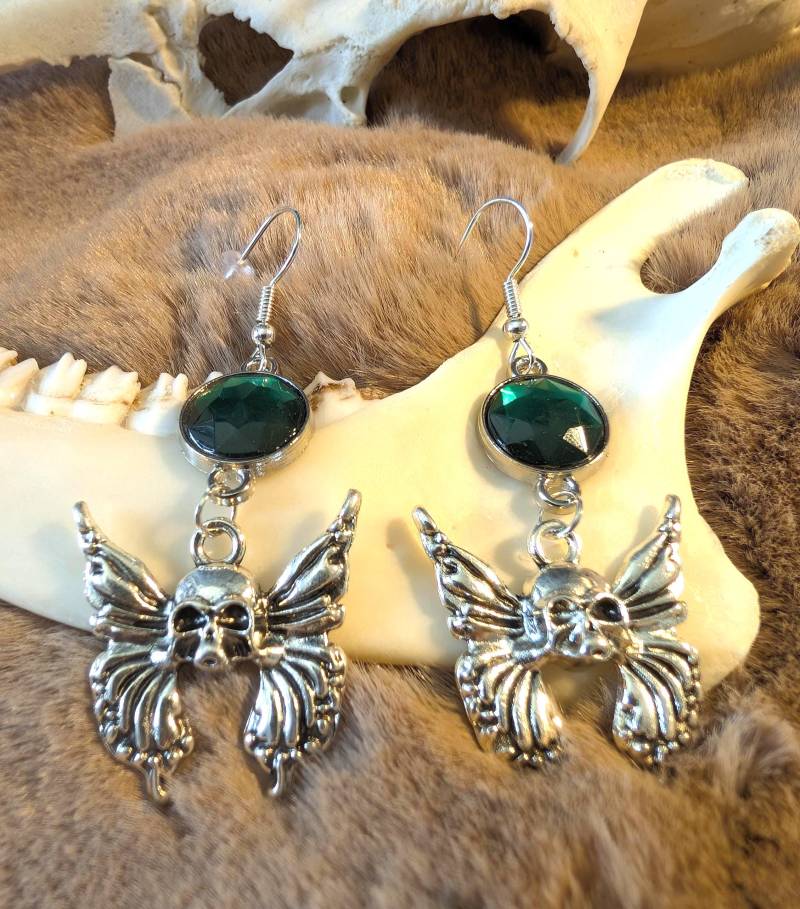 Totenkopf - Motte Mit Grünen Glassstein, Gothic Ohrringe Totenkopf - Motte Mit Grünen Glassstein, Gothic Ohrringe von CorvusLuna