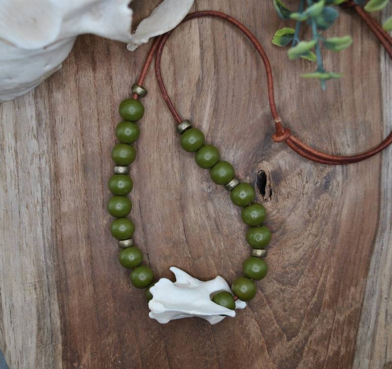 Unisex Wikinger Halskette Mit Waschbär Wirbelknochen Und Grünen Perlen - Unikat Schmuckstück Personalisiertem Zertifikat von CorvusLuna