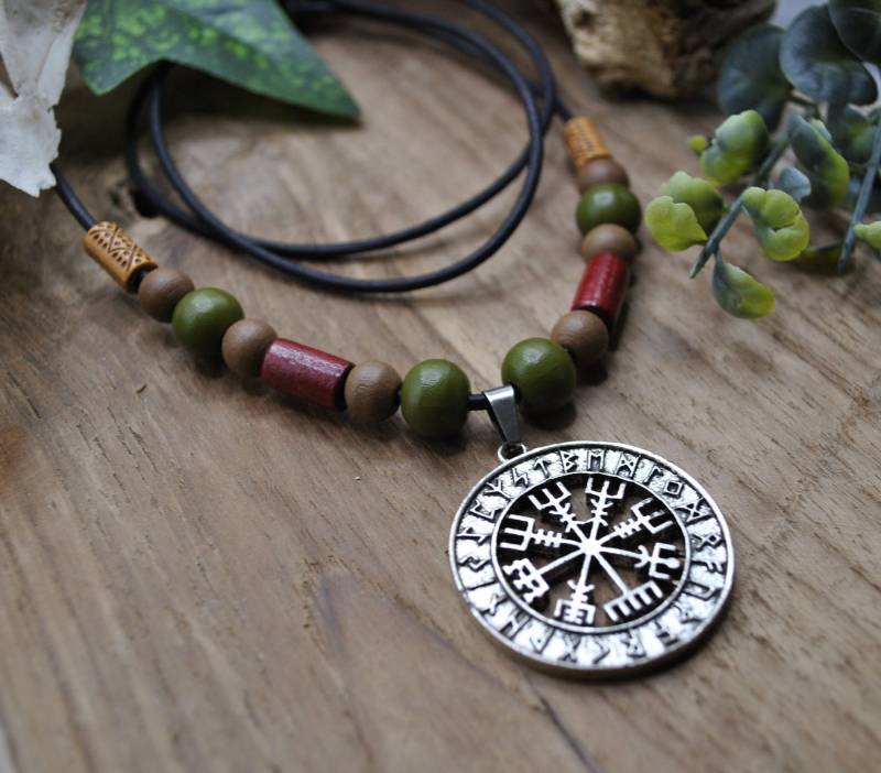 Vegvesir Kette Mit Holzperlen, Wikinger Kompass Runenrad von CorvusLuna