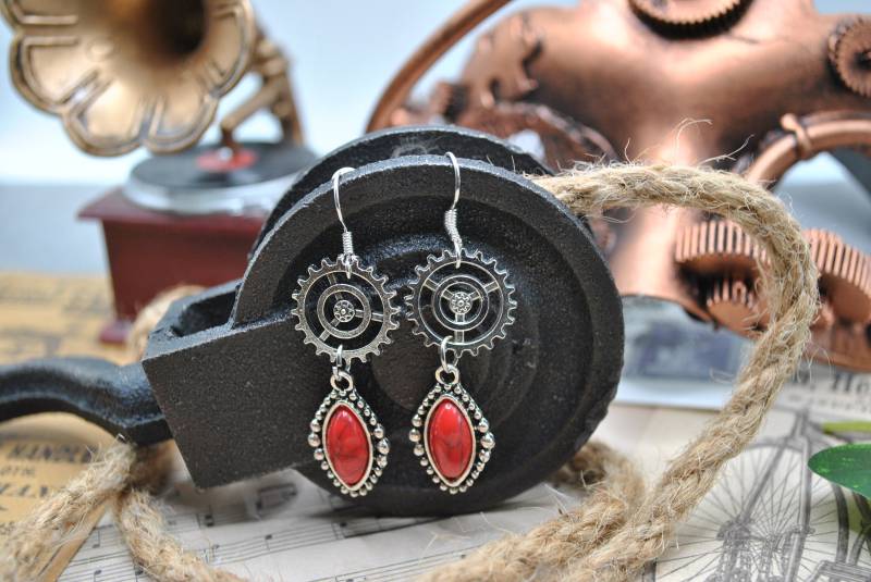 Zahnrad Ohrringe Mit Roten Anhänger, Steampunk Schmuck, Industrie Design Zahnrad Ohrringe Mit Roten Anhänger, Steampunk Schmuck, Industrie Design von CorvusLuna